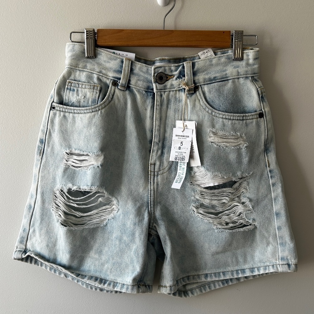 SWS Denim Co. Women's Jean Shorts Mom Rise Size 5 Light Wash Ripped